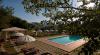 Relais Marmore, Piscina esterna con lettini e ombrelloni
