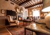 Salotto con Tv e Camino in Suite Queen