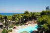 Piscina con Lettini e Ombrelloni