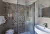 camera con bagno in hotel a camaiore