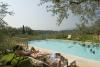 Relax in Piscina esterna Resort vicino Firenze 