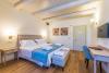 Romantiche camere con soffitti in legno	