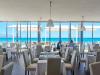 Sala ristorazione interna con vista mare