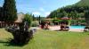 piscina esterna con giardino