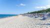 Spiaggia di sabbia attrezzata con ombrelloni e lettini