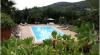Ampio parco con piscina con sdraio