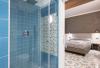 Camere spaziose con grande bagno con doccia