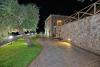 Vista notturna Resort con giardino 