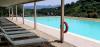 piscina con pergolato e lettini