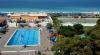 Villaggio turistico sul mare con piscina