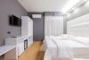 Camera familiare con scrivania e tv hotel4stelle Casapulla