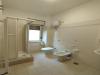 Grande bagno privato luminoso con kit cortesia