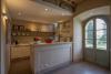 cucina attrezzata della villa con vista sul trasimeno