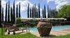 piscina esterna con ombrelloni e sdragli a spello