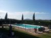 Piscina esterna con trampolino