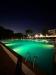 Albergo con piscina, vista notturna