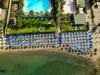 Spiaggia di sabbia attrezzata con ombrelloni, lettini 