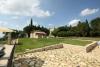 Casale immerso nelle verdi colline