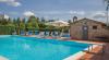 Piscina all'aperto con sdraio e trapolino Le Tenute