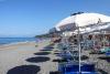 Lido attrezzato con ombrelloni, sdraio, lettini