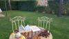 Pausa relax nel giardino dell'agriturismo vicino Terni
