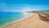 Spiaggia privata del Villaggio con ombrelloni e sdraio