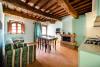 Soggiorno con Cucina e Camino-in-Casolare-in Umbria-San Venanzo