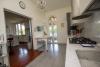 Cucina con tavolo e sedie in villa Chianti