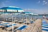 Spiaggia attrezzata di fronte all'hotel 