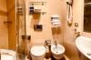 Bagno con doccia e accappatoio hotel a San-Bartolomeo