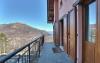 Camera hotel con balcone in vista lago