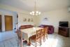 Villa con zona-living, divani e tv a Trecastagni-Sicilia